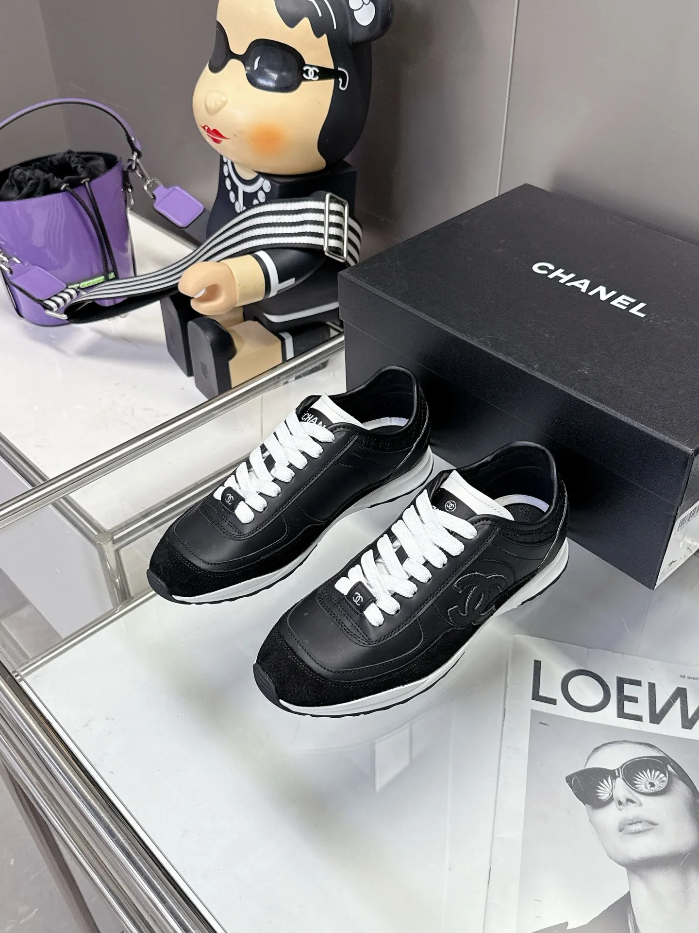 👟👟Ex-factory price 500👟👟 (size 35-40) Chanel 25p panda sneakers! It’s really out of the spotlight recently, and there’s a reason why it’s so popular! The upper is made of first-layer calfskin, with a sheepskin lining, which is breathable and comfortable. It has a full whitening effect and can easily show off your slender legs when paired with any style of clothes. Whoever wears it will look better~ The comfort level is simply amazing. Beauty and comfort coexist, and they are extremely versatile. Wearing it can easily walk ten or twenty thousand steps without any pressure, and it feels light and breathable. The classic black and white color scheme is really the best for spring and summer wear! No matter what kind of clothes you wear in daily life, you can never go wrong. You can mix and match them beautifully and look very delicate and stylish. People with wide feet don’t have to worry about making their feet look fat. Wearing it will make your feet look better. I really love this pair of shoes. Come and get a pair to make your steps more comfortable and fashionable!